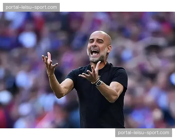 特写：镜头捕捉到瓜迪奥拉在德布劳内助攻后振臂怒吼