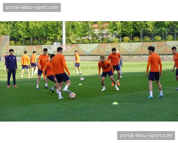 赛前训练开放日,超过万名球迷到场观看巴萨公开训练课 赛前训练开放日,超过万名球迷到场观看巴萨公开训练课