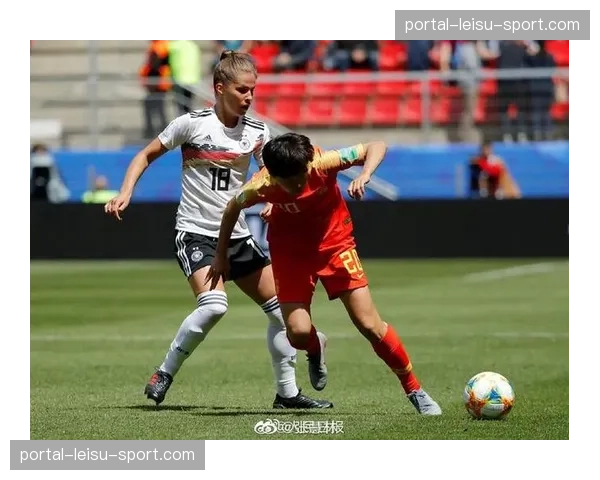 暖心一幕:沧州球员主动扶起抽筋的对手获掌声 暖心一幕:沧州球员主动扶起抽筋的对手获掌声