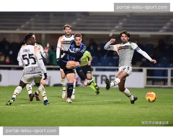 现场:弗罗西诺内球迷在球队确定保级后涌入球场庆祝 现场:弗罗西诺内球迷在球队确定保级后涌入球场庆祝